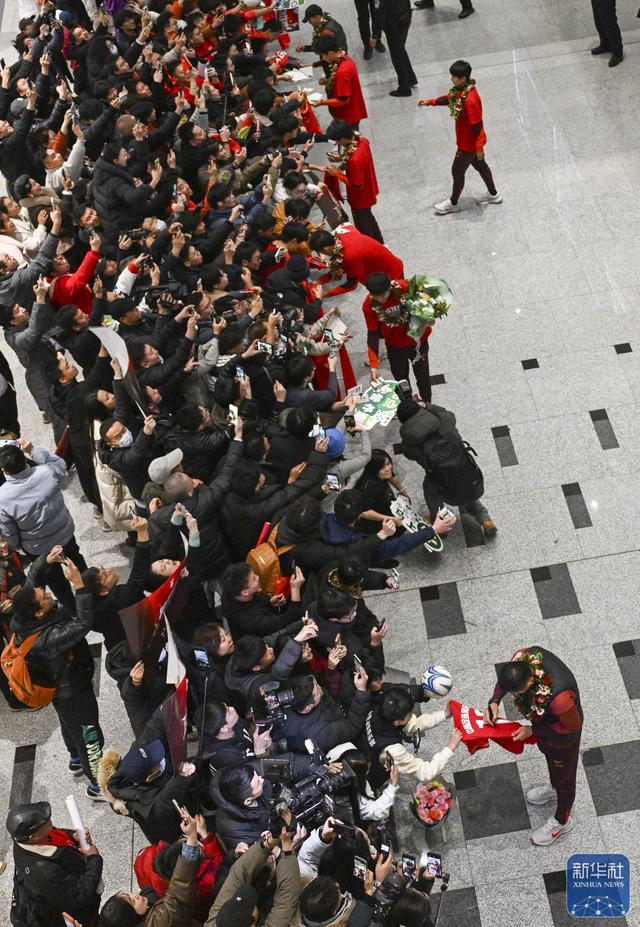 U23国足抵达北京，大批球迷到机场迎接