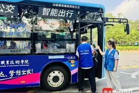 点对点一站直达！坐上南京动态公交去上学图片