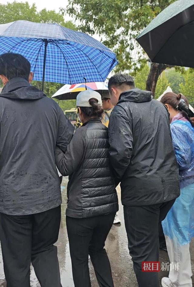 山东入室抢婴案一审即将宣判，当年被抢婴儿已经长成1.8米大高个，风雨中和哥哥一路陪伴母亲走进法院