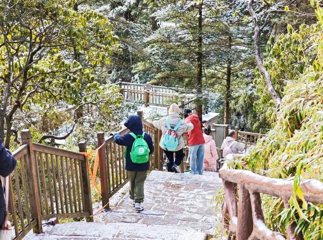 秋假封神目的地！瓦屋山飘雪啦！美到不想回家~