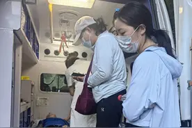 湖南张家界：游客在天子山突发疾病晕倒 接到电话这位医生出手施救图片