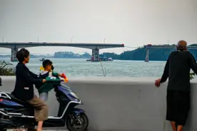凌晨5点半的广州沥心沙大桥，那些为生计奔波的人们随桥面坠落图片