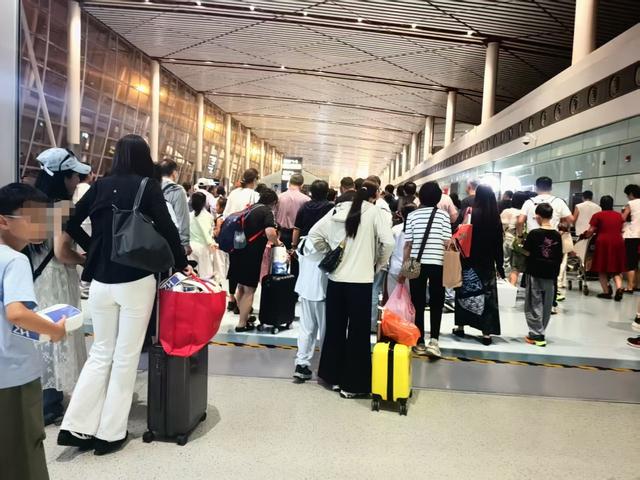 受“白海豚”影响，抵达郑州一航班降落前在上空盘旋25分钟，准备降落时因雨大无法降落，临时飞运城盐湖机场备降
