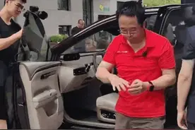 360创始人周鸿祎再谈被车门夹手：成了顽固性旧伤图片