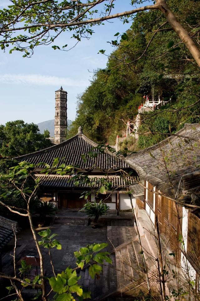 这些被遗弃的老地方，挤满了失落的年轻人