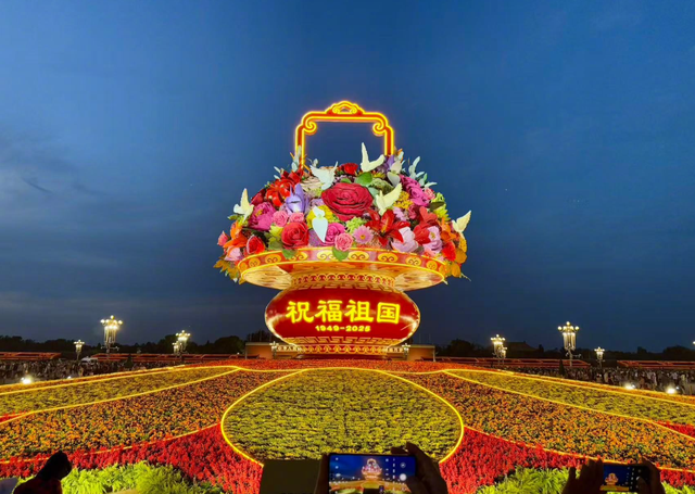 天安门广场大花篮亮灯，观花人如潮