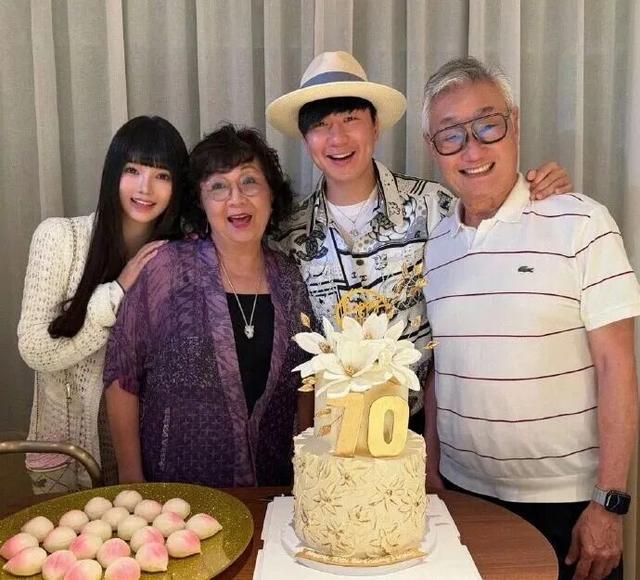 林俊杰官宣恋情！晒出全家合照