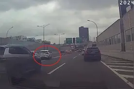 轿车连续变道险些引发后续车辆追尾 行车记录仪摄下危险一幕图片