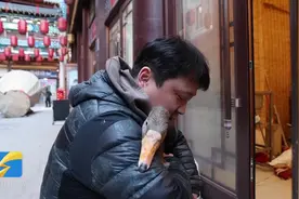 济南核雕传承人的动物奇缘：4年救助上百只鸟儿被称“鸟叔”图片