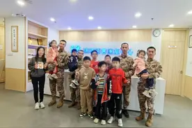 伶仃洋畔，“红色前哨连”官兵续写雷锋故事图片