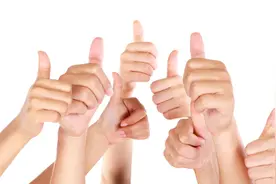 “90后”残疾男子摆摊拾荒16年捐出百万，被资助女孩第一次见到他忍不住落泪图片