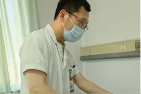 两姐妹双侧臀肌挛缩走路像青蛙，关节镜下松解轻松跷起二郎腿图片