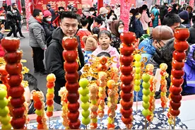 青岛：“糖球会”上赏民俗图片