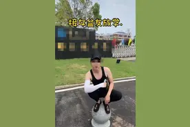 男子穿着浮夸，到中学门口“接女朋友”放学？拘留！图片