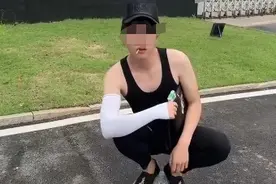 男子穿着浮夸，到中学门口“接女朋友”放学？拘留！图片