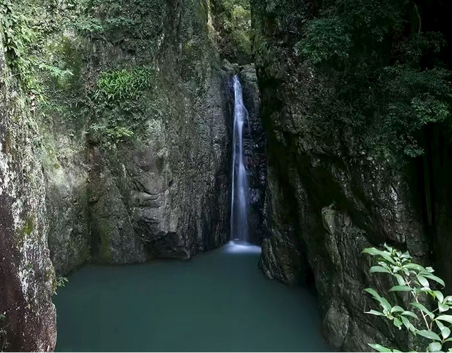 山翠水碧倚晴空