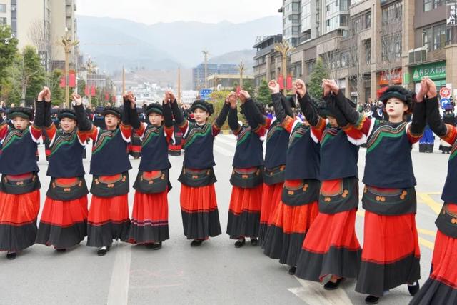 【冬季暖阳 凉山不凉】点燃全场！越西达体舞展演活动精彩上演