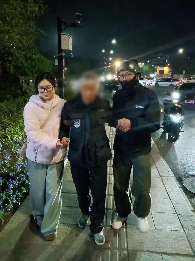 00后姑娘约会路上救助摔倒老人