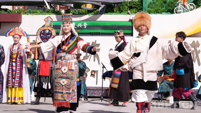 “幸福拉萨”彩车展示及文旅宣传活动在拉萨举行