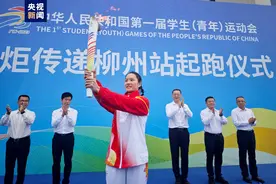 亚运会冠军韦永丽领跑 全国首届学青会火炬在广西柳州传递图片
