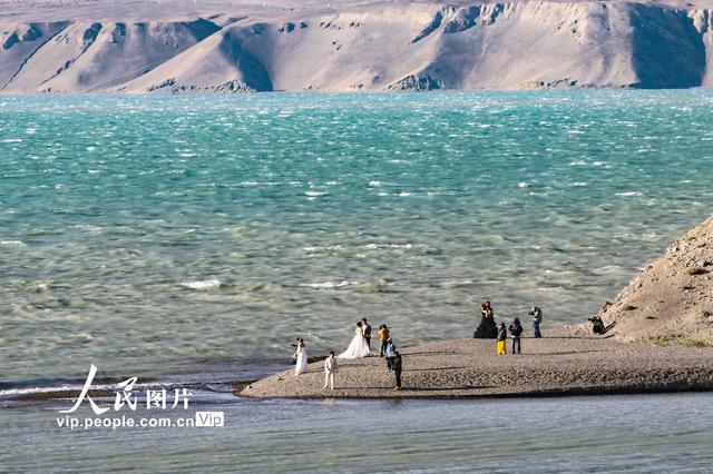 帕米尔高原迎来旅游旺季