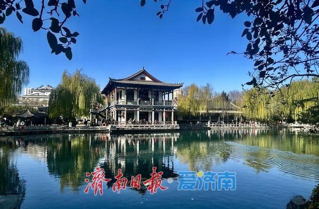 一年四季 泉在济南丨落叶绘“萌鹿”  济南五龙潭打卡冬日限定浪漫