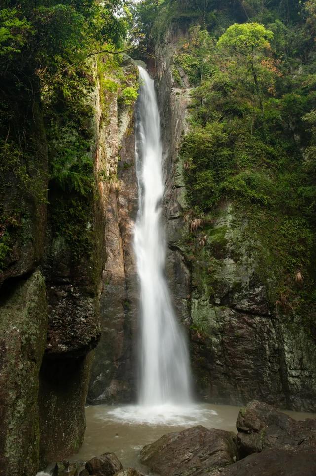 山翠水碧倚晴空