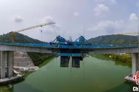 广西贺州：苍昭高速公路桂江特大桥冲刺合龙图片