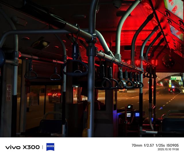 完美小屏影像旗舰！vivo X300手机评测：随手一拍就有德味 高阶技巧信手拈来