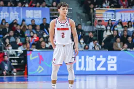 表现一般！徐杰15中6 三分8中2得15分5板0助 正负值-11图片