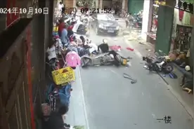 广东廉江一轿车倒车时发生车祸，多人合力抬车 当地：7人受伤，排除酒驾毒驾嫌疑图片