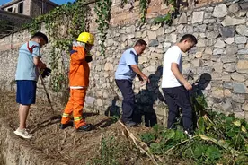 1.5米长眼镜蛇“闯入”居民家中，曲靖民警消防联手捕获图片