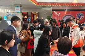 外国游客滨州博物馆里过小年图片