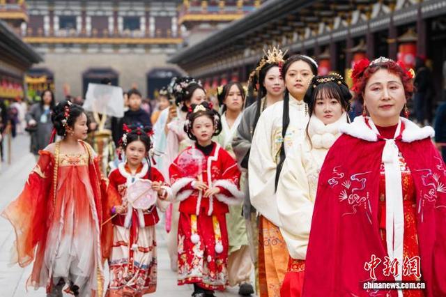 湖北襄阳：游客“穿越千年”感受传统服饰之美