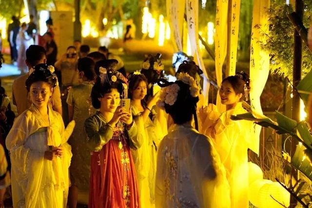 走！“趣”成都｜文创季、光影秀、啤酒节……超多嘉年华带你嗨翻“双节”长假