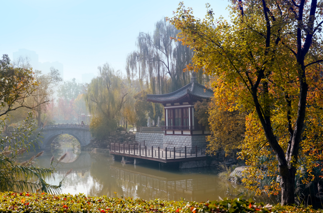 秋风引路入曲江，芙蓉金叶映红墙