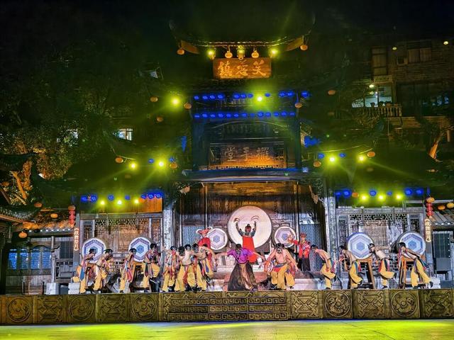 与故宫、长城同台领奖，这座长满了国际游客的古镇拥有怎样的“出海密码”