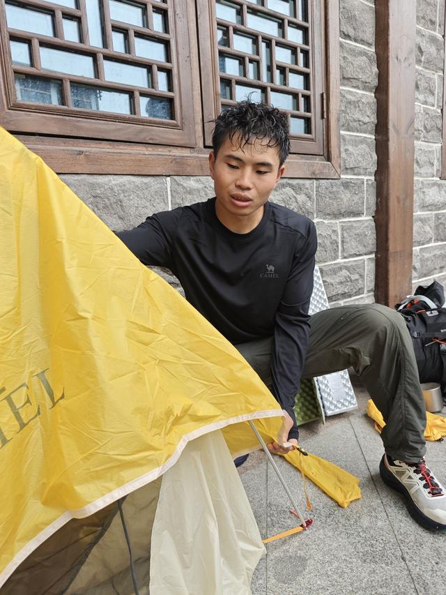 张家界七星山户外挑战赛首日冠军是来自云南的何东，冒雨徒步25.7公里，当事人发声