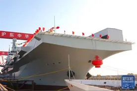 新一代076两栖攻击舰“四川舰”下水：电磁弹射，可搭载飞机和两栖装备，提升远海作战能力图片