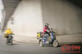 外卖骑手“开挂”抢单 竞争压力下灰产暗涌？图片