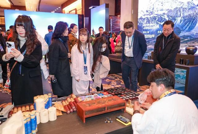 冬游甘孜不止于雪：摄影展定格大美，非遗展触摸匠心