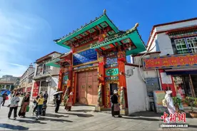 （辉煌60载 魅力新西藏）亚古：清真寺与佛寺正共享一片蓝天图片