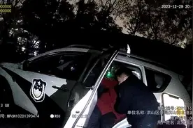 太婆冒雨寻孙不慎摔倒，记不得手机密码，民警巧拨110获取关键线索护送老人回家图片