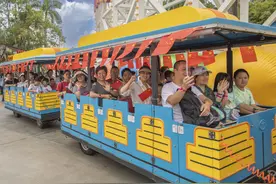 假期前三天，深圳欢乐谷接待游客近10万人次图片