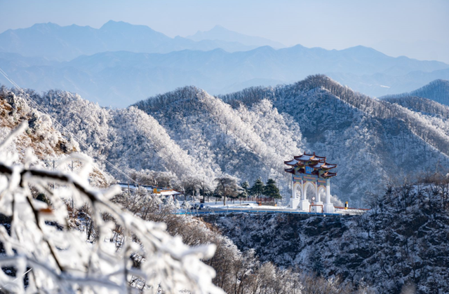 “洛阳怎么一下雪，就封神。”