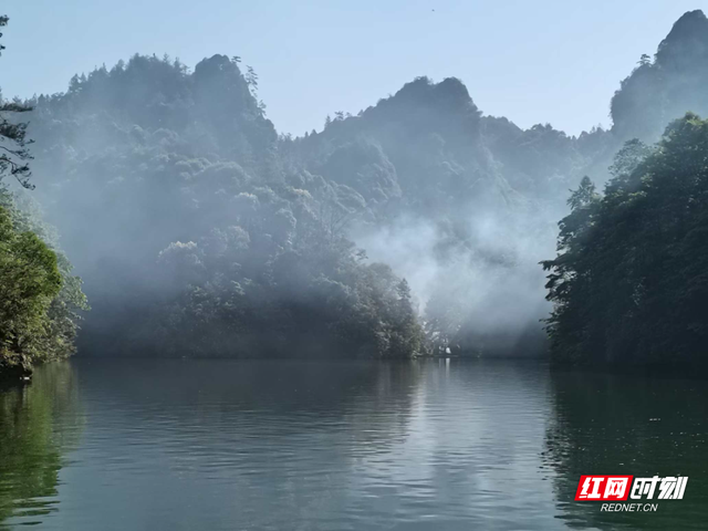 张家界宝峰湖：深秋雨后初晴，山水云雾绘就仙境画卷