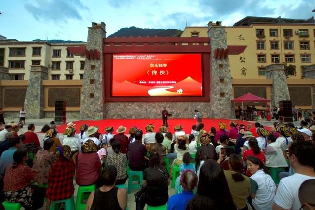 【树牢三个意识 凝聚思想共识】“故事坝坝会+公益演出”架起民族团结“连心桥”