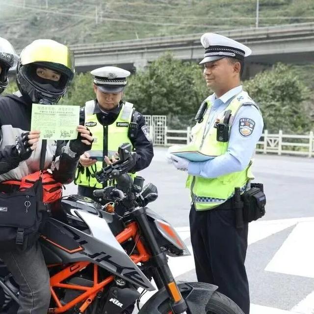 您的诗与远方，他们都始终在场——致敬国庆里的阿坝守护色