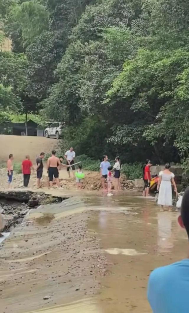 溯溪营地被倒土封路游客挖土两小时