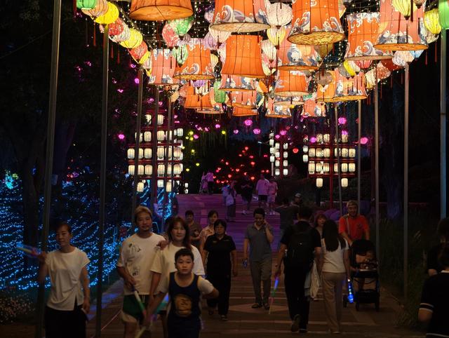 世界花卉大观园“蘑幻夜花园”点亮京城夏夜